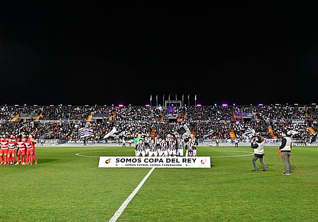 Las noches de Copa del Rey llenaron de magia y sueños el Nuevo Vivero donde el Badajoz colgó el cartel de no hay billetes por primera vez en su historia en la eliminatoria ante el Granada.