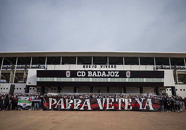 La afición se movilizó con manifestaciones para pedir la venta a Joaquín Parra.
