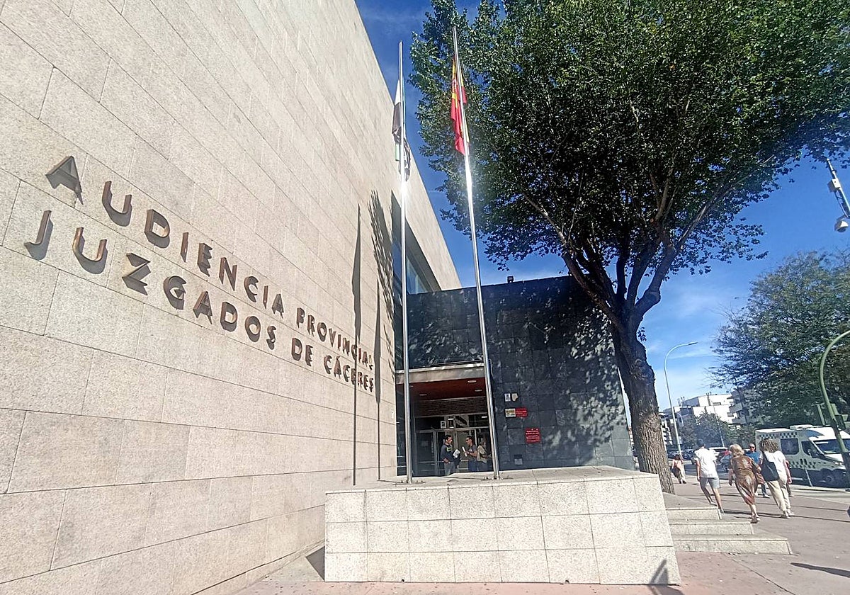 El enfermero será juzgado del 12 de marzo en la Audiencia Provincial de Cáceres.