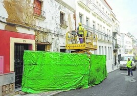 Trabajos de demolición en la calle Doblados.