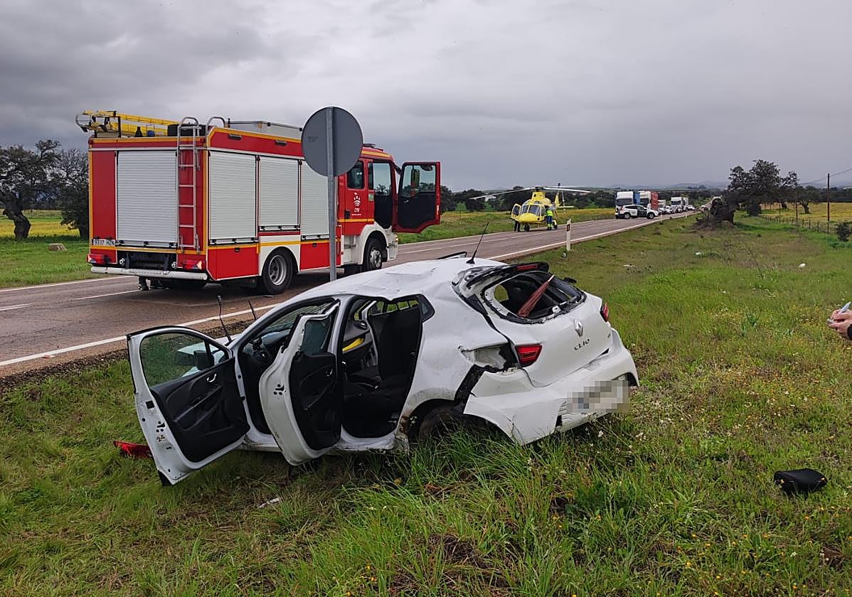 El vehículo ha dado varias vueltas de camapana y ha quedado sobre un talud.
