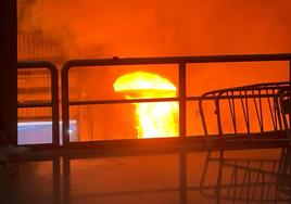 Así han extinguido las llamas los bomberos en Siderúrgica Balboa