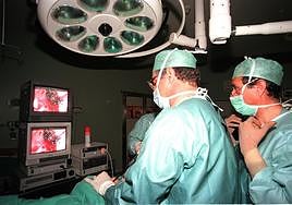 Operación en un quirófano del Universitario de Badajoz