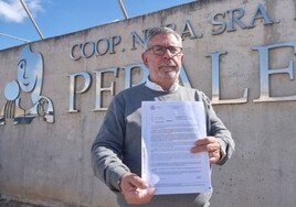 Miguel Monterrey sostiene la carta en la que se le notifica una multa de 1.000 euros por cortar la A-66 el pasado 9 de febrero en Mérida.