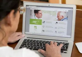 Una usuaria consultando la página web del Servicio Extremeño de Salud.