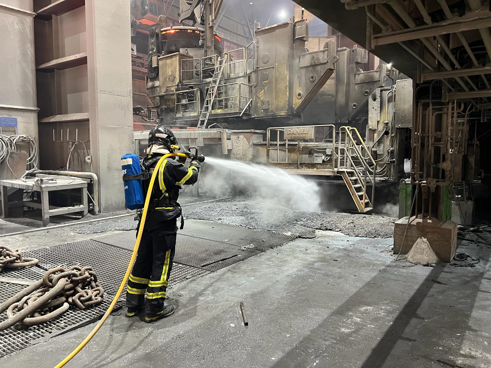 Así han extinguido las llamas los bomberos en Siderúrgica Balboa