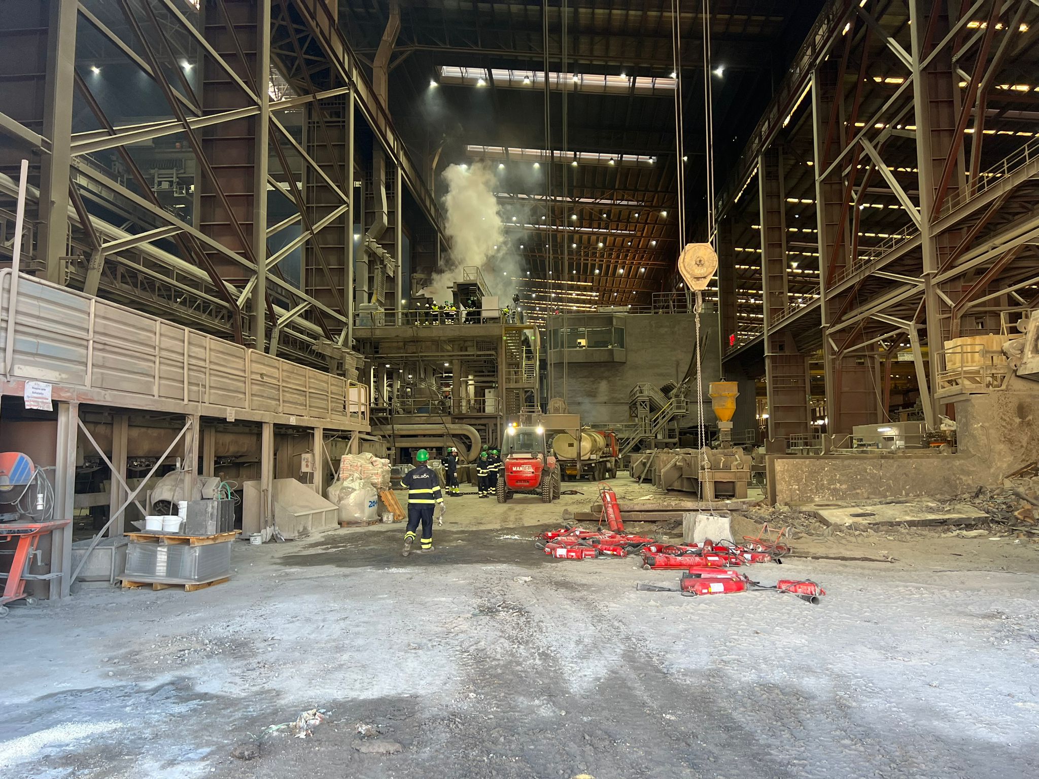 Así han extinguido las llamas los bomberos en Siderúrgica Balboa