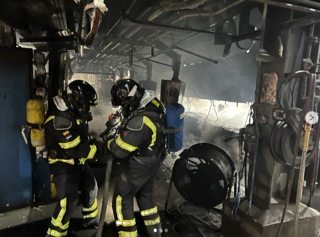 Así han extinguido las llamas los bomberos en Siderúrgica Balboa