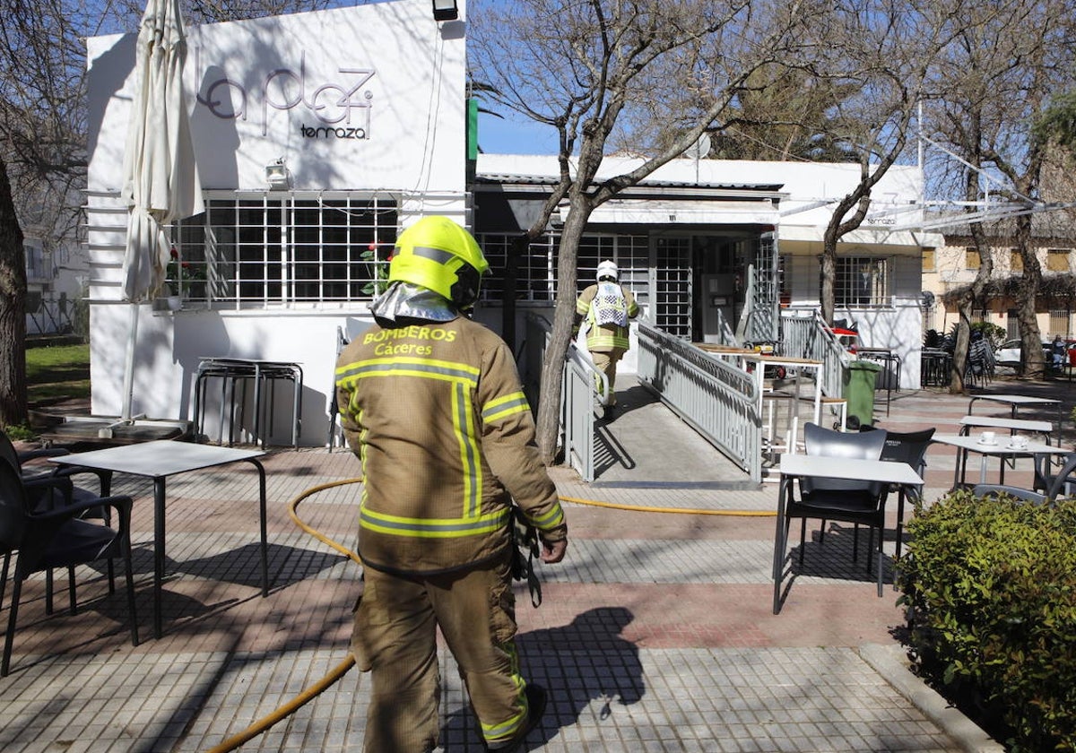 Bomberos del Sepei de Cáceres en el lugar de los hechos.