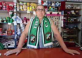 Carmeli Barrás, detrás de su mostrador en el comercio, poco antes de jubilarse en enero de 2023.