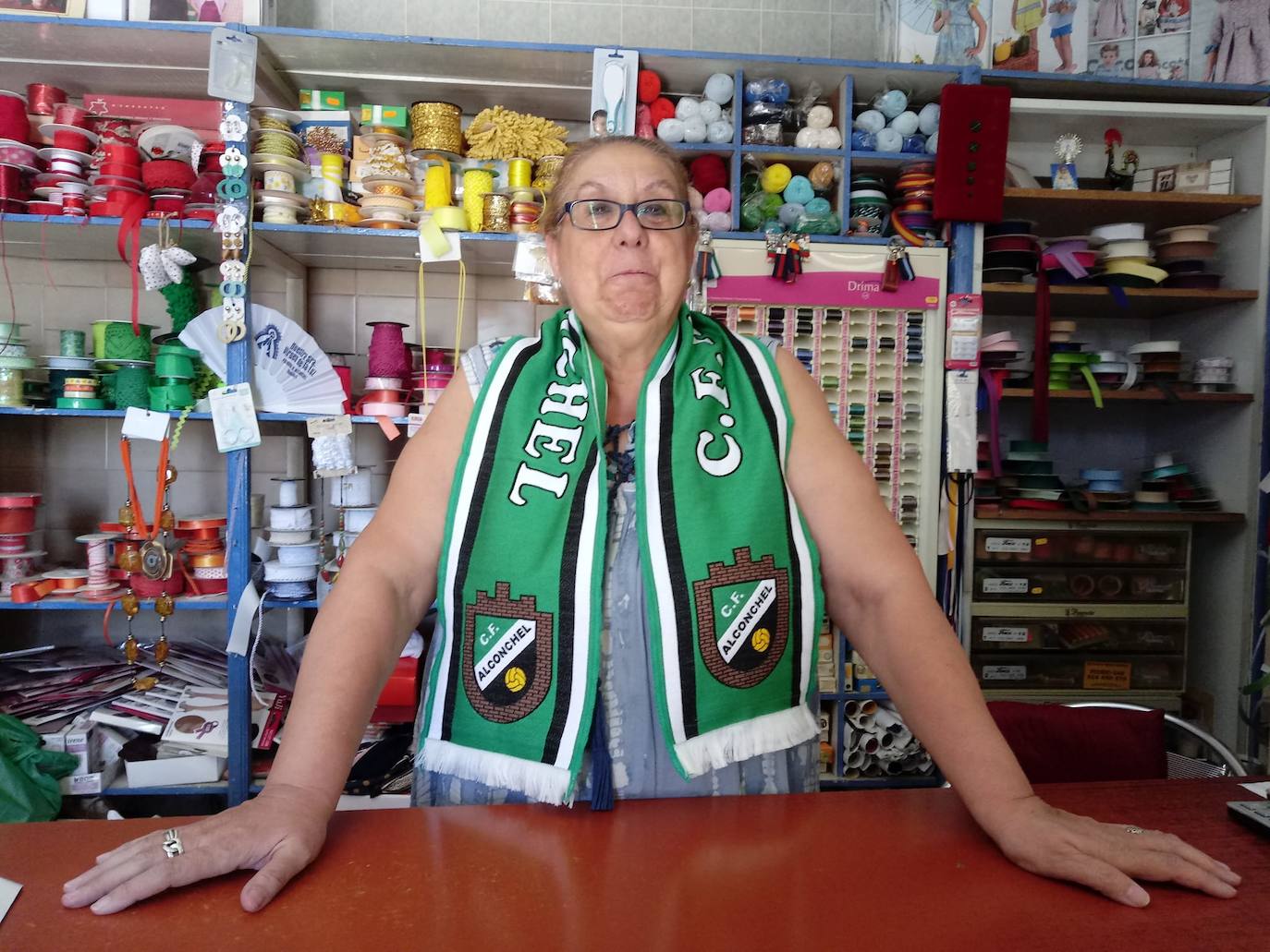 Carmeli Barrás, detrás de su mostrador en el comercio, poco antes de jubilarse en enero de 2023.