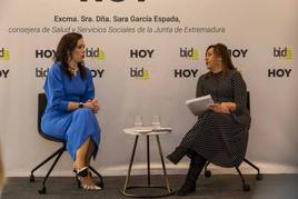 Sara García, consejera de Salud y Servicios Sociales de la Junta de Extremadura, y Mar Domínguez, directora del Diario HOY, durante la charla-coloquio