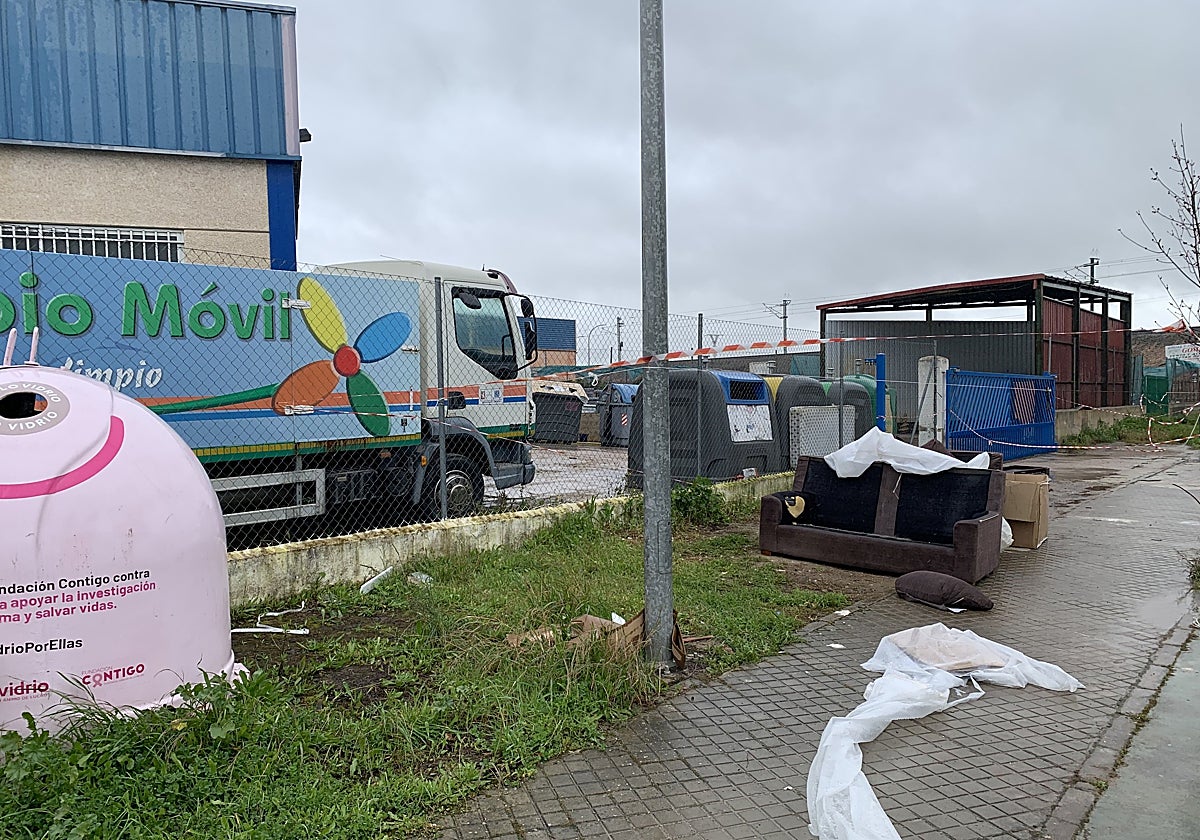 Un viejo sofá y plásticos y cartón en el antiguo punto limpio, ya clausurado.