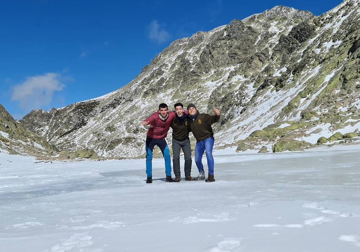 Los tres amigos, de 22 y 23 años, este viernes haciéndose una foto antes de que cambiara el tiempo.