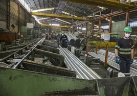 El nuevo plan de empleo de la Junta busca la contratación indefinida en trabajo bien remunerados. En la imagen, trabajadores del sector siderometalúrgico en Jerez.