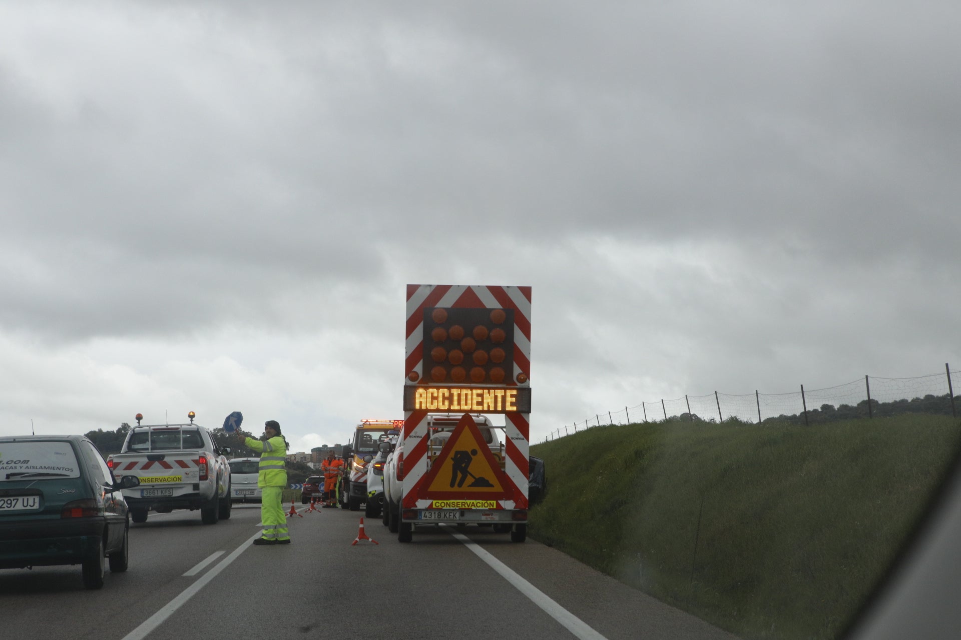 Así han quedado los vehículos tras el choque fronto-lateral en Cáceres