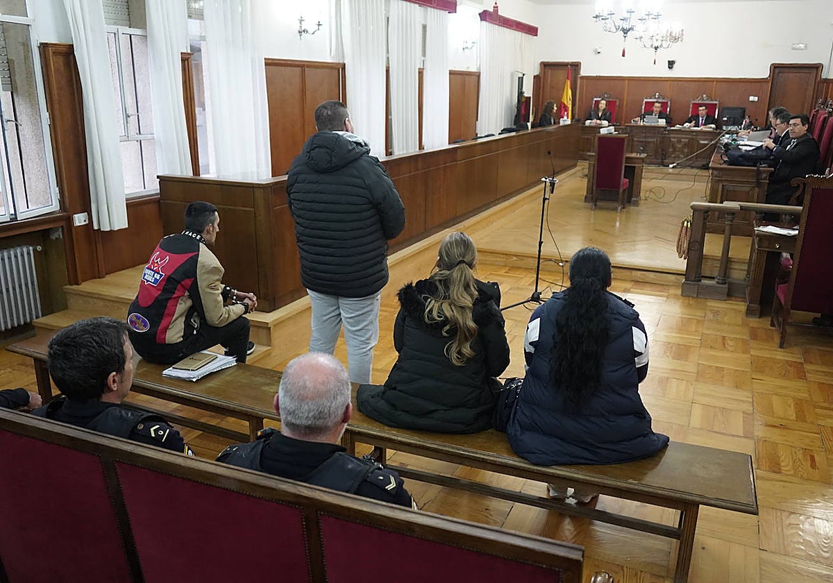 El principal procesado, en pie, junto a su esposa, su hija y el otro investigado.