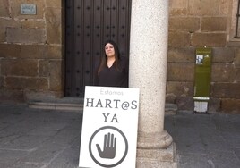 Esther Sánchez Tapia, con un cartel con la frase 'Estamos hart@s ya', en el ayuntamiento