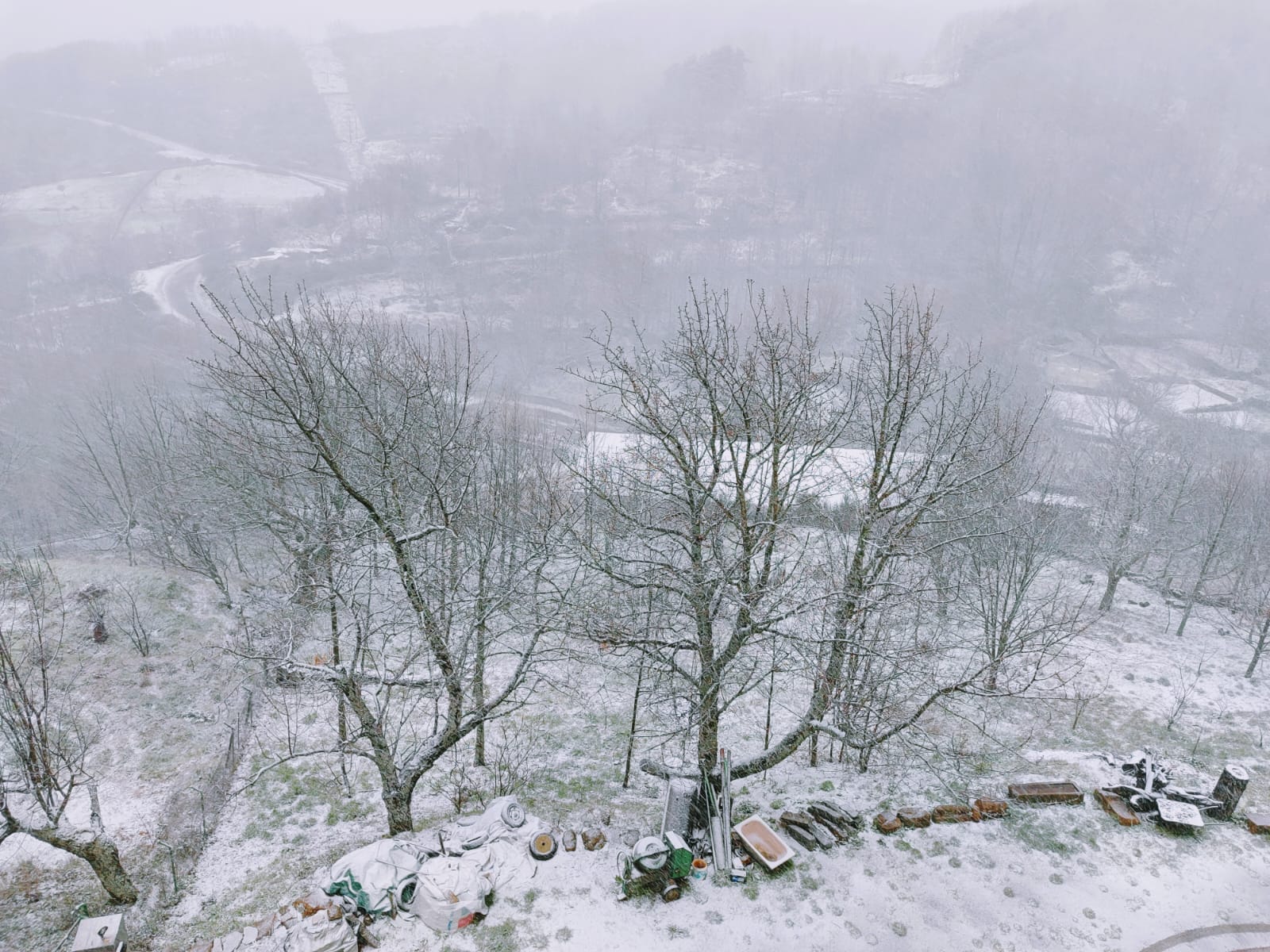 Minutos antes de las 18.00 horas comenzó a nevar en La Garganta (Valle de Ambroz)