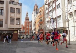 El maratón, a su paso por la plaza de la Soledad.