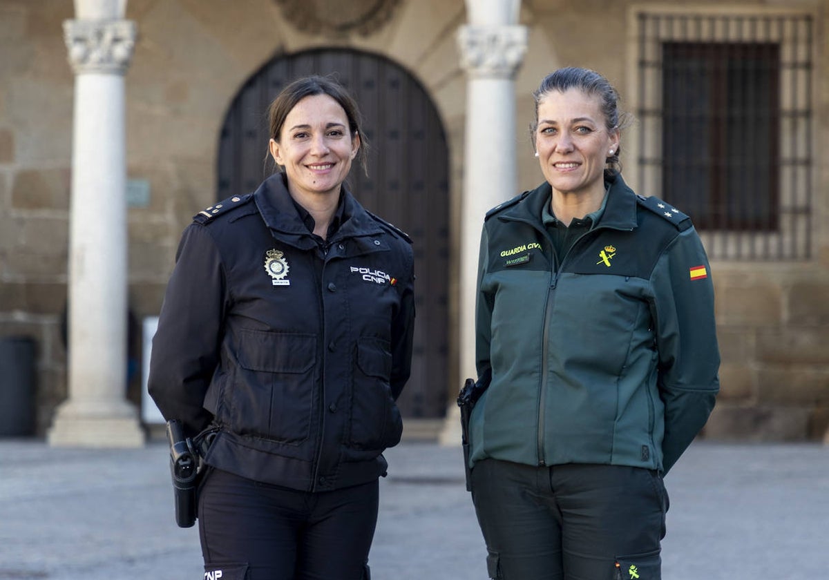 La inspectora Patricia Borrero y la capitana de la Guardia Civil Aurora Vicente, en la Plaza Mayor de Plasencia.