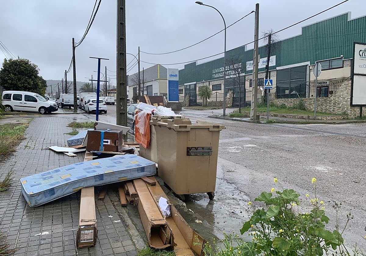 Colchones viejos y otros restos en Las Capellanías.