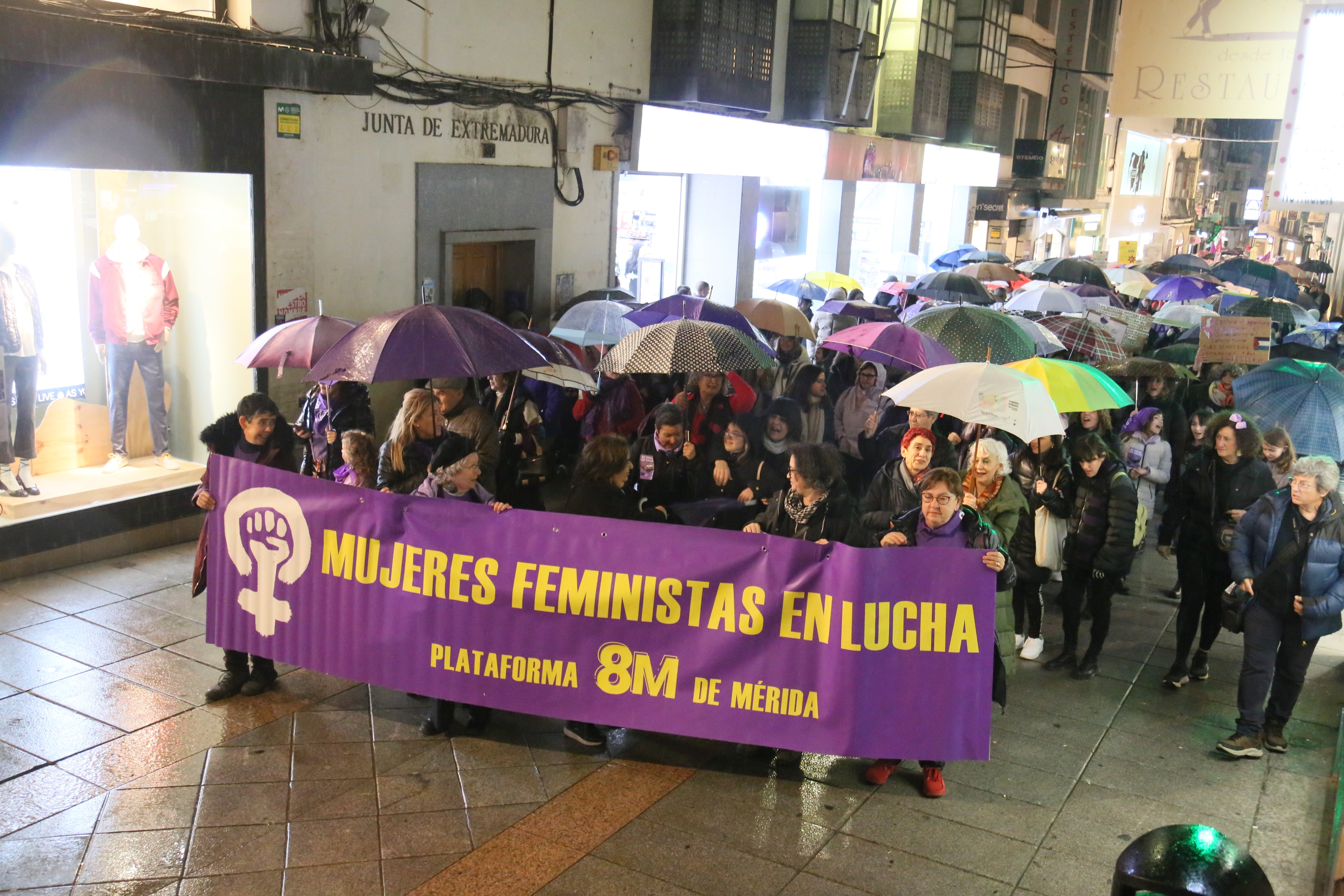 La protesta en Mérida salió con retraso a consecuencia de la lluvia. 