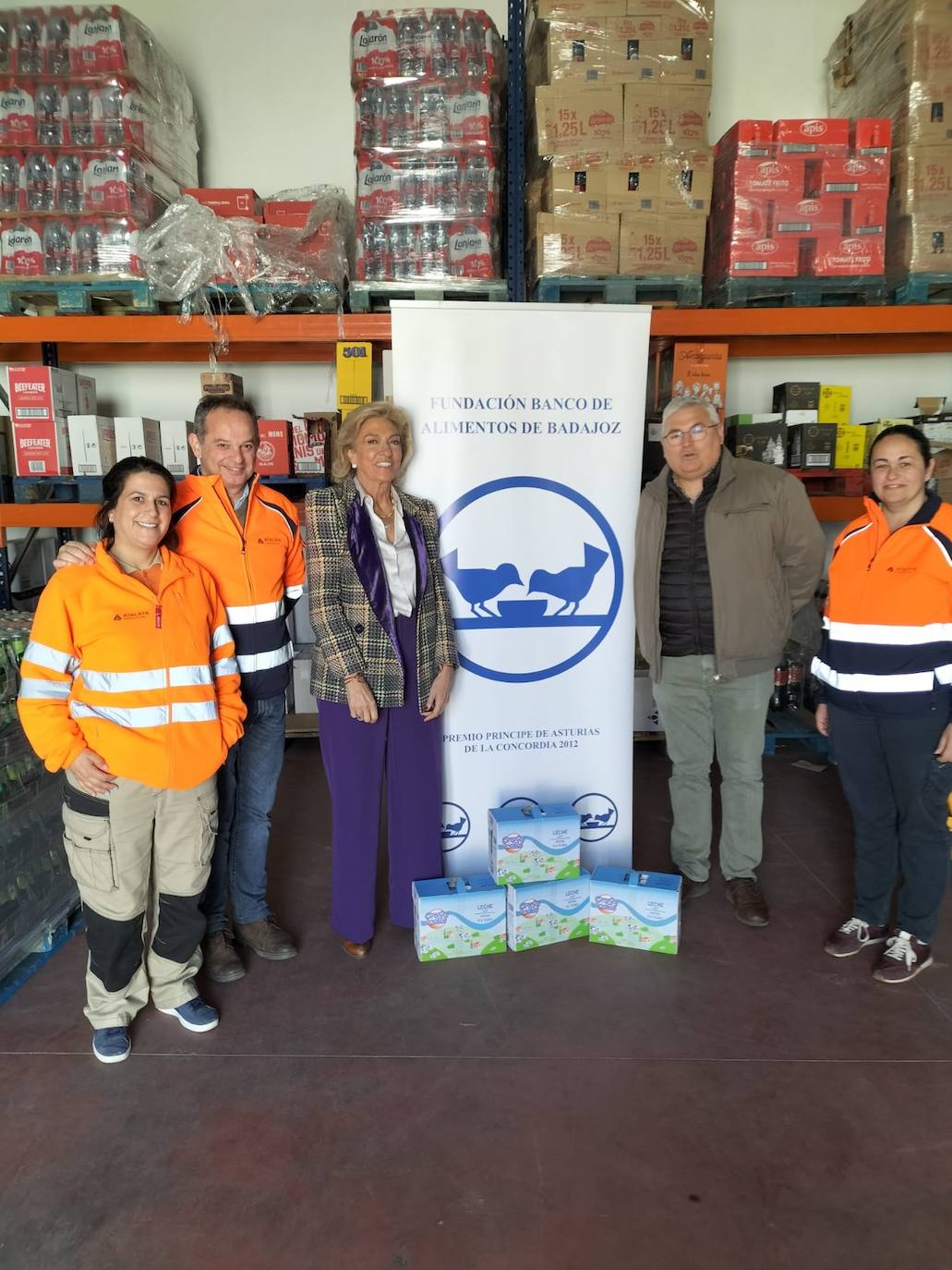 Responsables y trabajadoras de la oficina de Atalaya Mining en Alconchel, junto a la presidenta de la Fundación Banco de Alimentos de Badajoz y el alcalde de Alconchel, tras la entrega de alimentos.