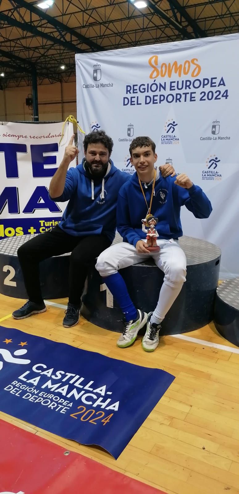 Marcos García, campeón del torneo nacional del ranking para menores de 15 años disputado en Ciudad Real el domingo, junto a Gabriel Ferrá, de la escuela Acero
