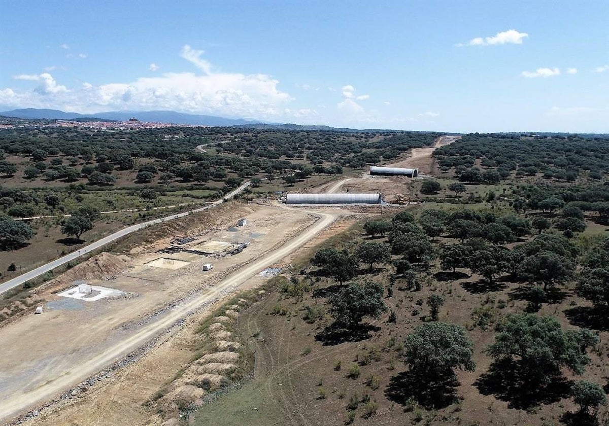 Obras de la línea ferroviaria de alta velocidad entre Talayuela y Plasencia.