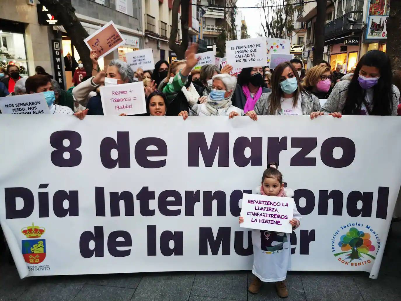 Marcha del 8-M en Don Benito en su camino a la plaza de España, donde se leyó un manifiesto