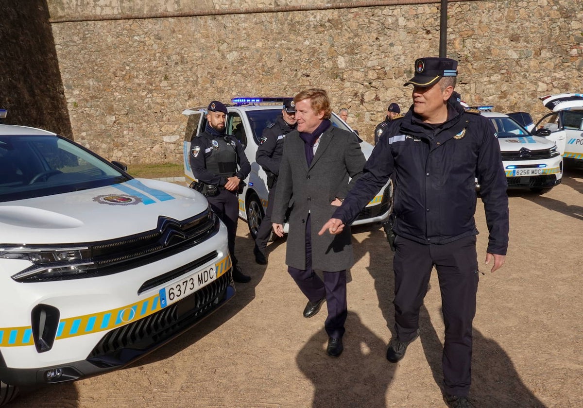 El alcalde, Ignacio Gragera, sigue al jefe de la Policía Local en una imagen de archivo.