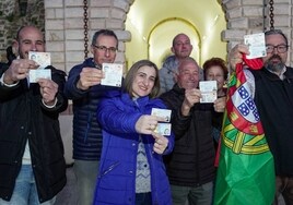 Varios oliventinos posando esta semana con los carnés que acreditan su doble nacionalidad.