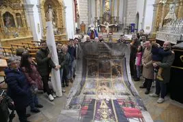 Murgueros y cofrades muestran la imagen de Nuestra Señora de la Consolación.