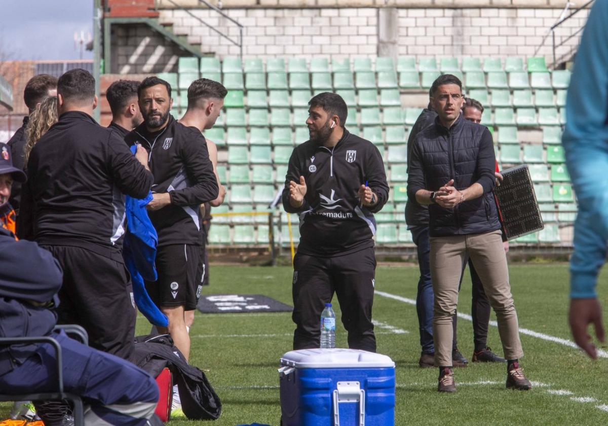 Carlos García y David Rocha en el área técnica durante el Mérida-Atlético Baleares.