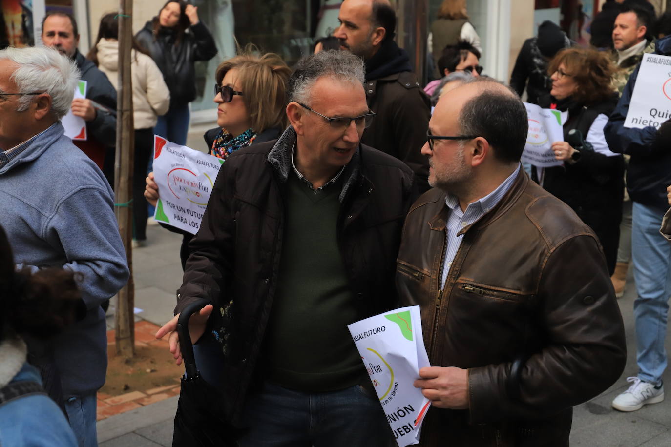 Más de 500 personas se manifiestan a favor de la fusión de Don Benito y Villanueva