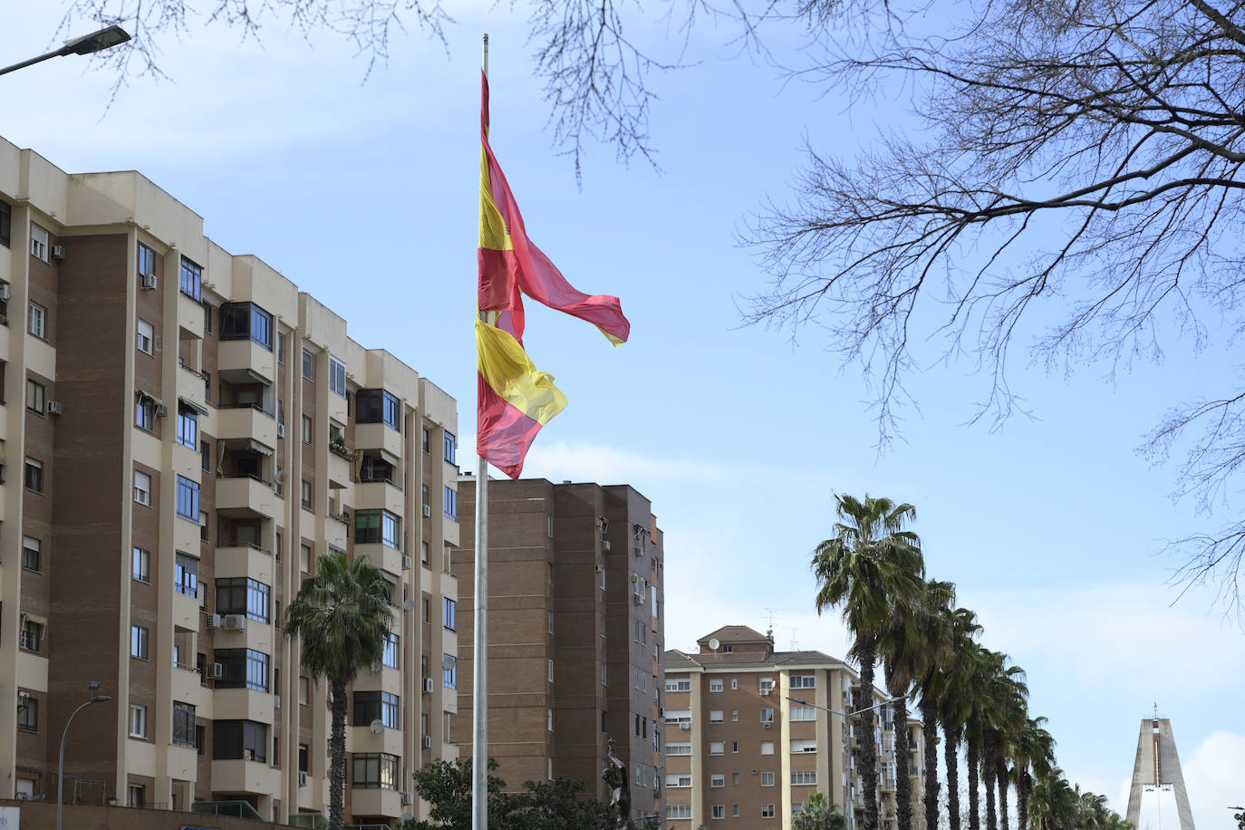 El viento ha desgarrado la bandera de España de la rotonda ubicada en la avenida de Sinforiano Madroñero