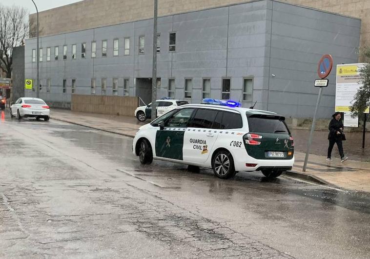 Salida del detenido de los juzgados tras prestar declaración.