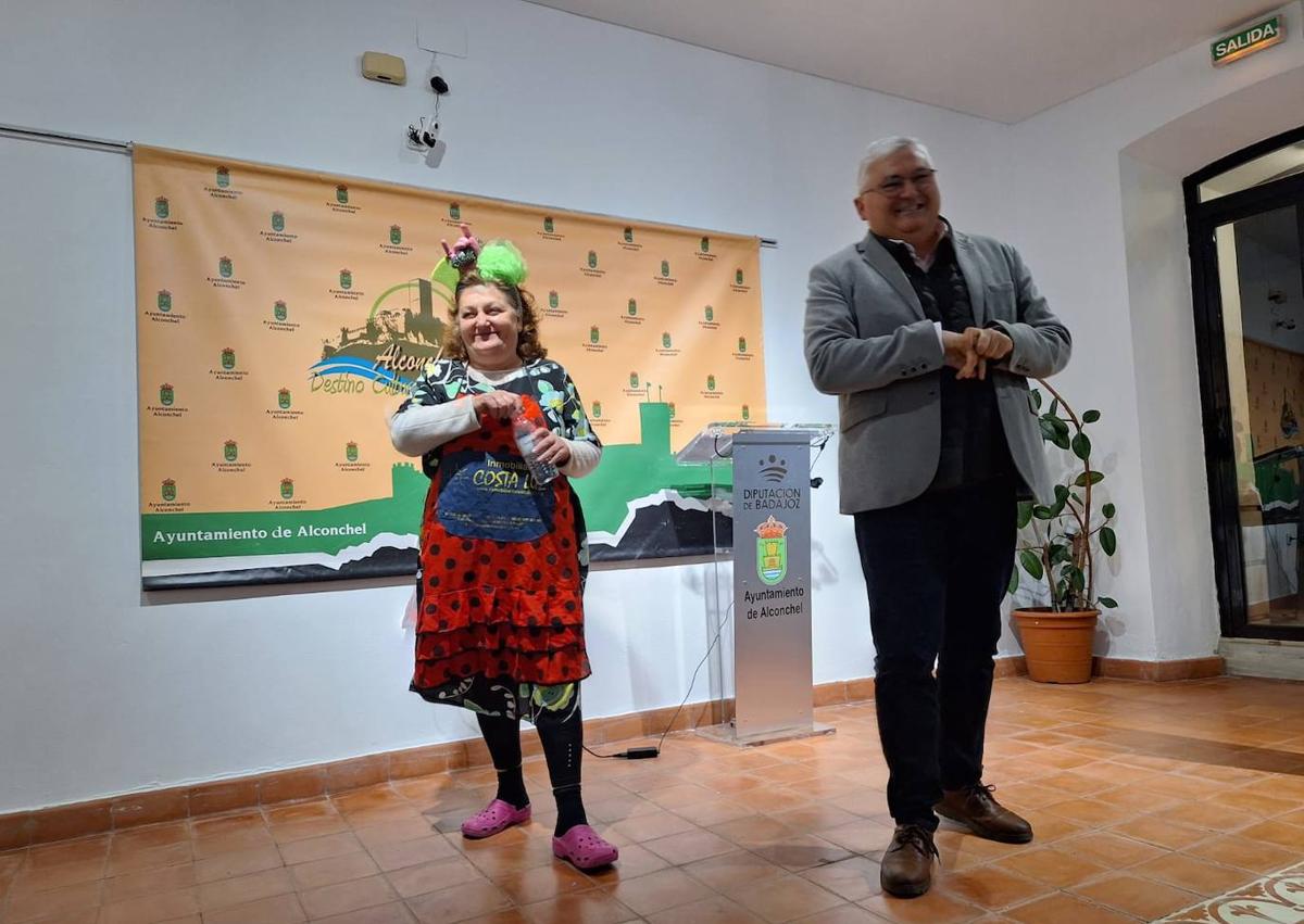 Imagen secundaria 1 - Arriba, participantes en el acto institucional. Abajo, presentación y momento de la actuación de la monologuista Pepa Guillén.