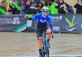 Marielle Meijjering, del conjunto Movistar Team, ayer durante su llegada a meta a Guadalupe.