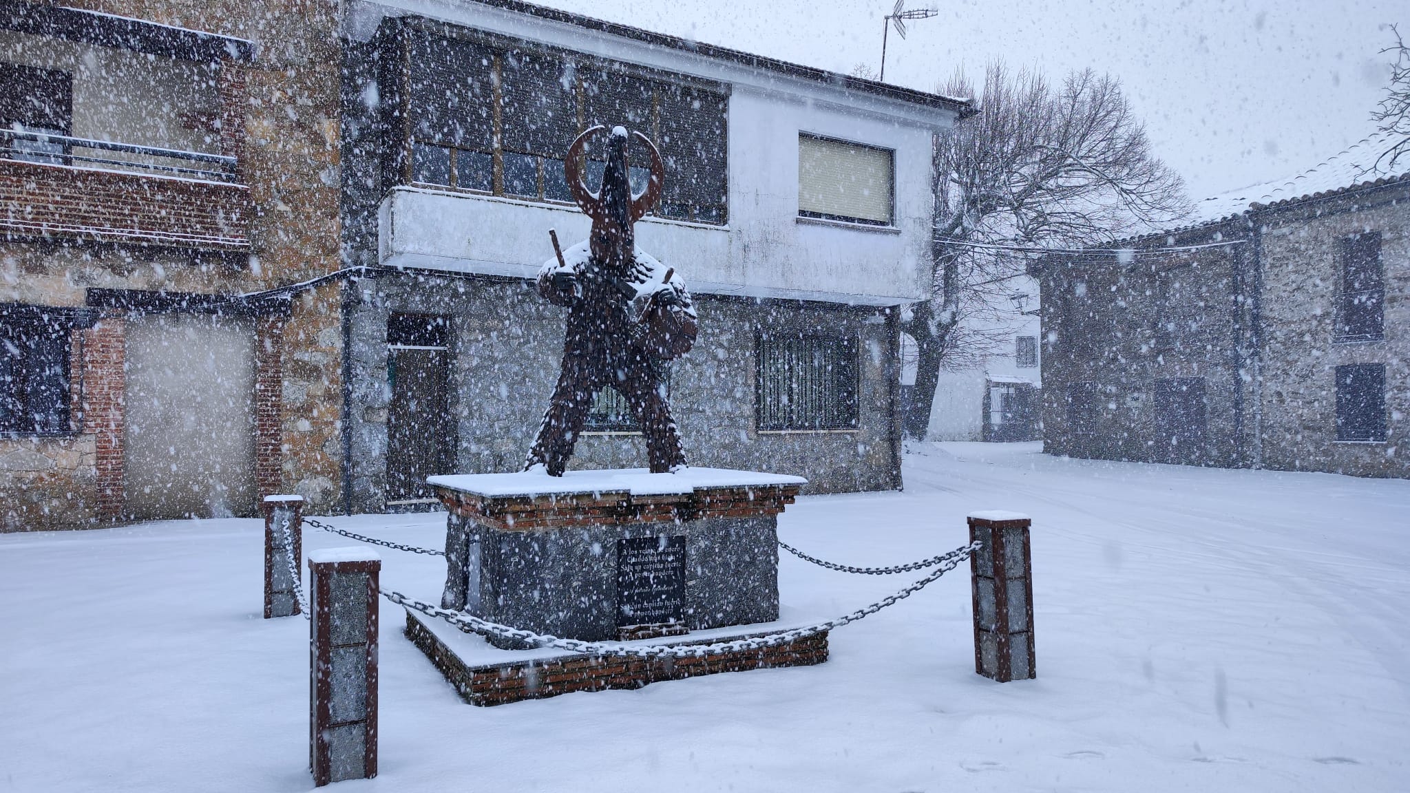 La nieve se ha acumulado en Piornal, unos 5 centímetros, y en los alrededores el espesor podría llegar a los 10 centímetros.