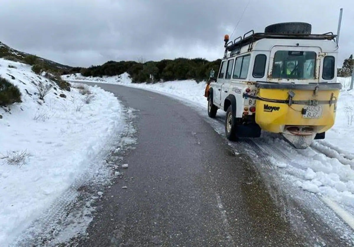 La nieve también ha cuajado cerca de La Garganta, en el Valle de Ambroz