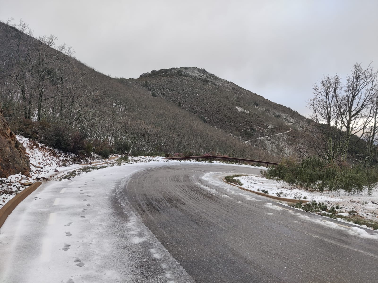 La carretera CC-437, por la que se accede al Pico Villuercas, ha sido cortada por la nieve.