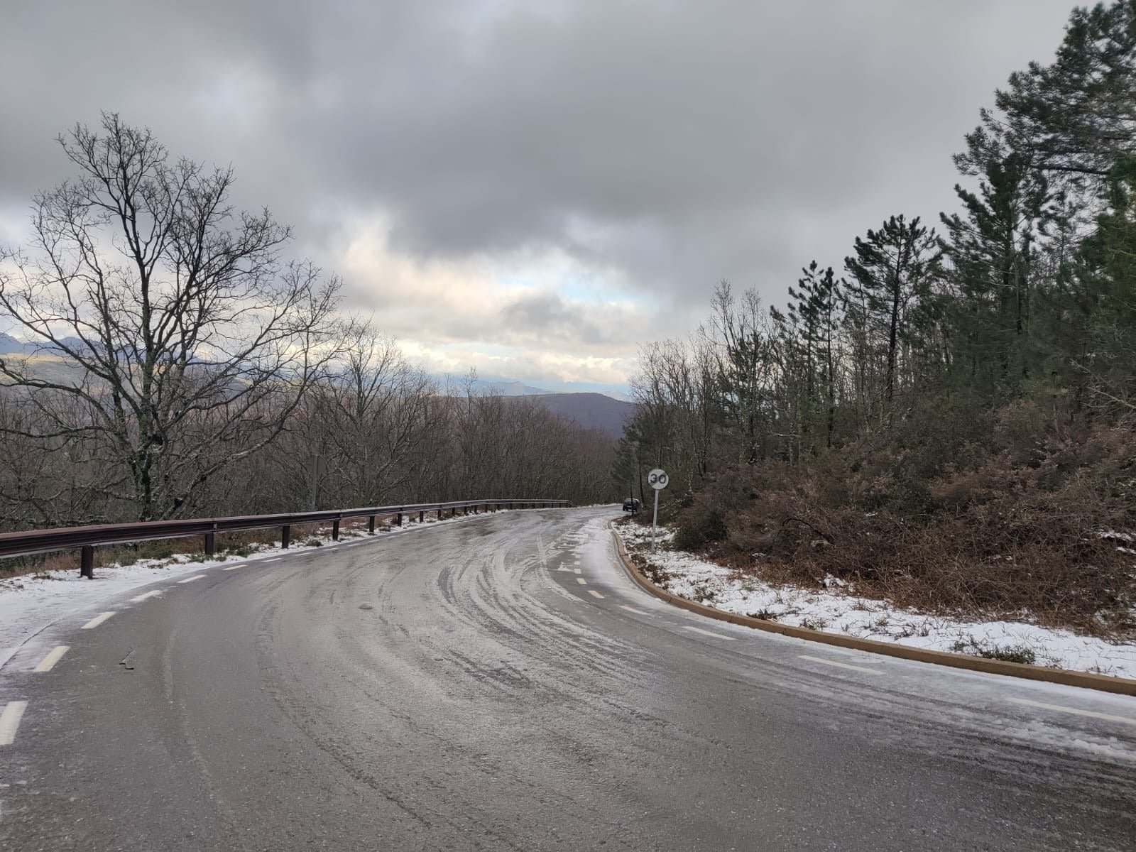 La carretera CC-437, por la que se accede al Pico Villuercas, ha sido cortada por la nieve.