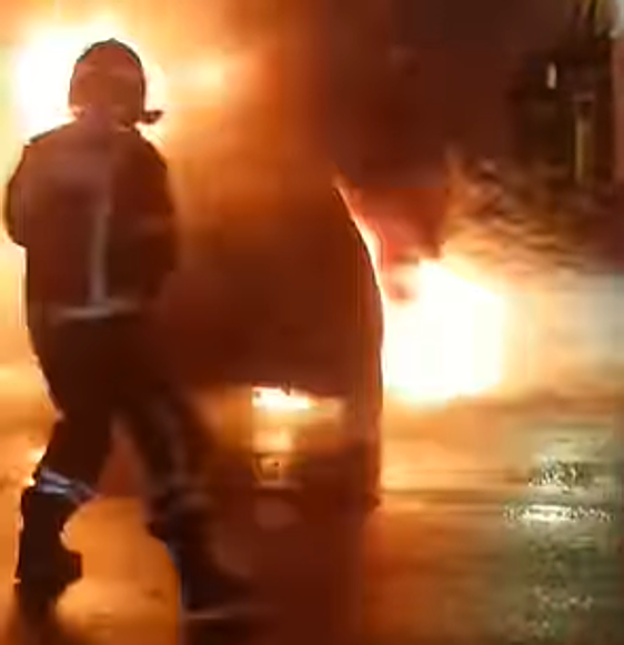 Un bombero en las tareas de extinción del fuego