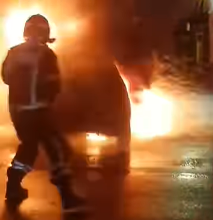 Un bombero en las tareas de extinción del fuego