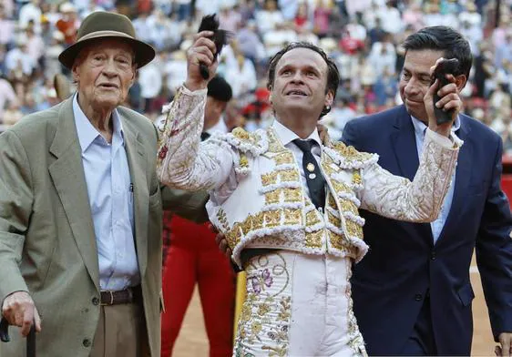 Triunfal vuelta al ruedo de Antonio Ferrera acompañado por los ganaderos de Rancho Seco Sergio Hernández González y Sergio Hernández Weber.