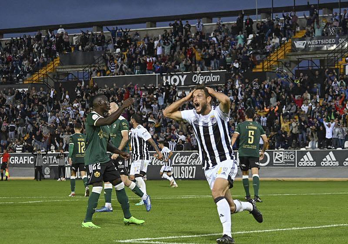 Miguel Núñez se lamenta tras una ocasión fallada en un partido de esta temporada.