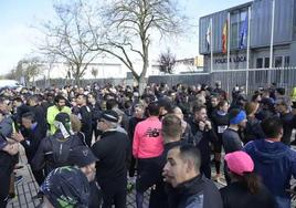 Los corredores protestan ante las puertas de la Policía Local en Badajoz.