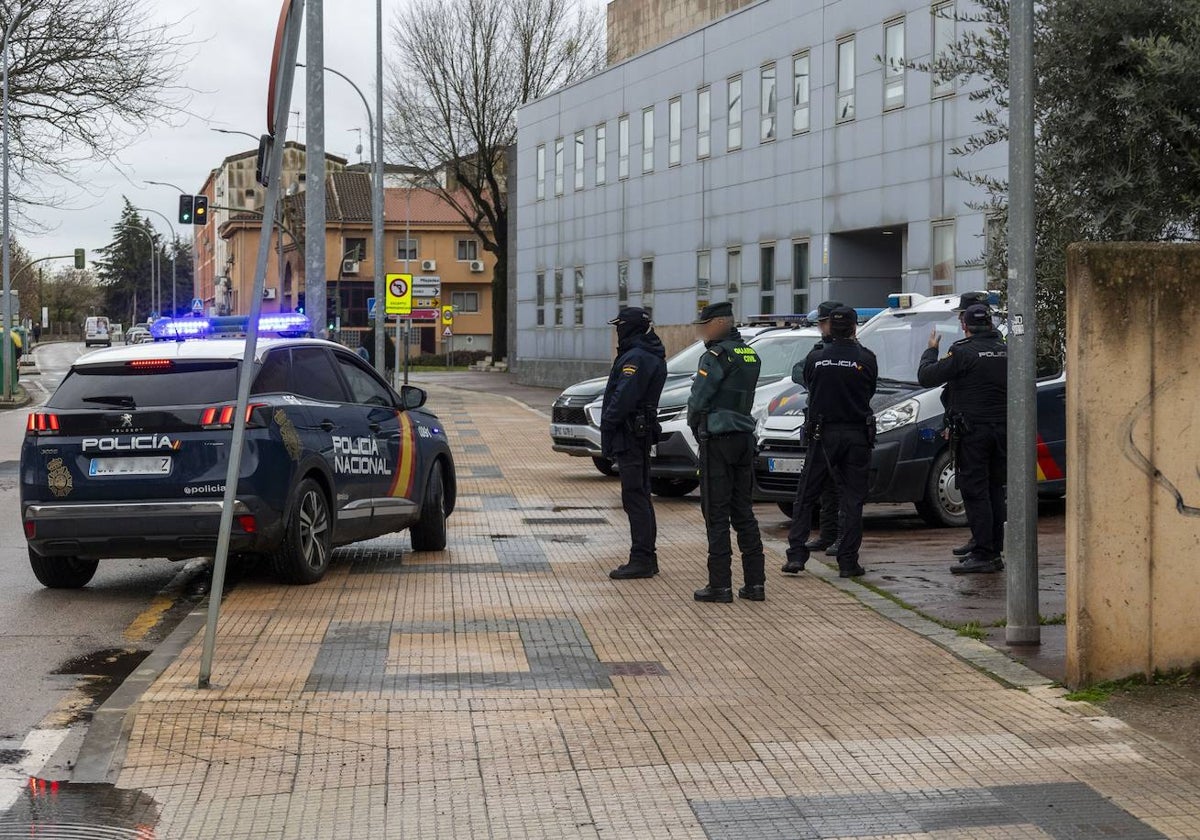 Despliegue policial el pasado sábado en los juzgados de Cáceres, cuando la jueza tomó declaración a José María Lindo y decretó su ingreso en prisión provisional.